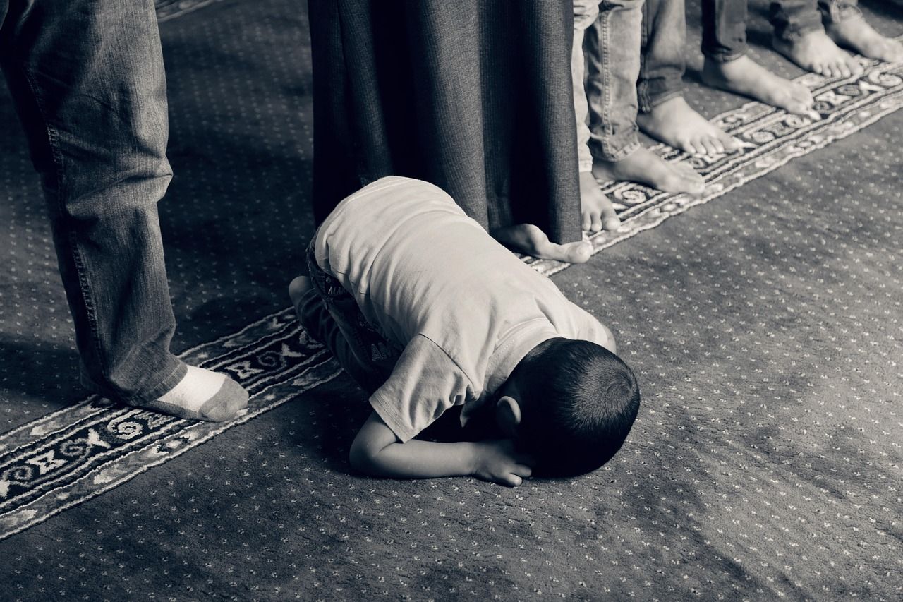 Apprenez à prier comme le Prophète ﷺ, pas à pas, en seulement 7 jours : guide authentique.
